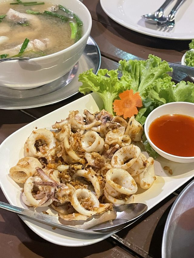 ครัวร่มไม้ชายน้ำ