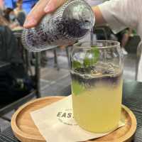 提供超濃郁宇治抹茶白朱古力奶的cafe
