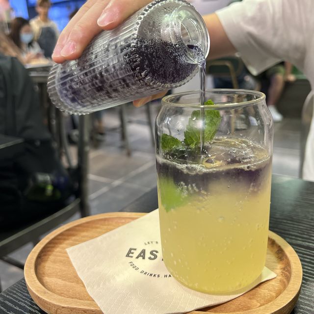 提供超濃郁宇治抹茶白朱古力奶的cafe