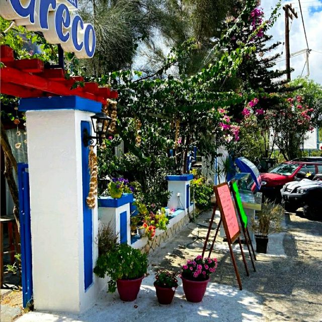 CAFÉ SURROUNDED BY OLIVE TREES!