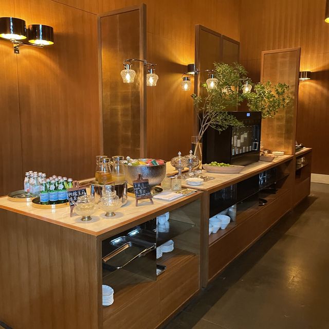 看到深圳灣海景的優雅酒店天花板