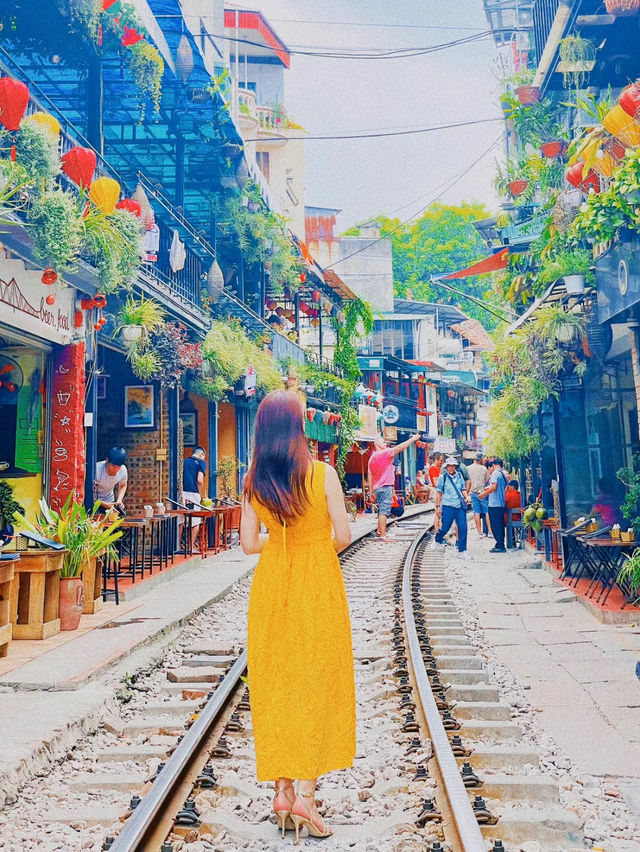 【ハノイ🇻🇳】日本じゃありえない!目の前を電車が通過するトレインストリート🚃 【ハノイ🇻🇳】日本じゃありえない!目の前を電車が通過するトレインストリート🚃