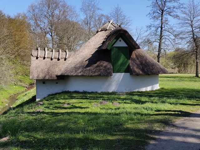 「2024奧登塞必遊景點！Hollufgård slotspark：藝術與自然的和諧之地」