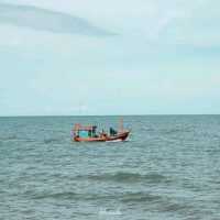 คาเฟ่สุดชิล สีสันสดใส ริมชายหาดชะอำ