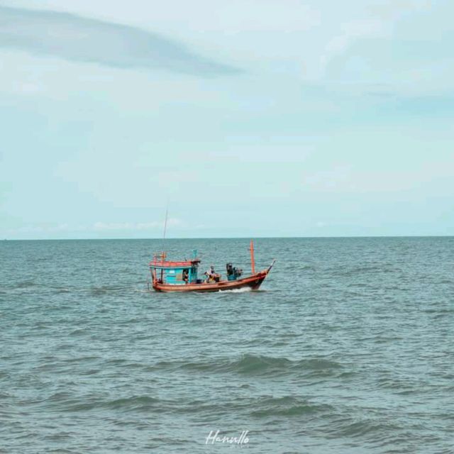 คาเฟ่สุดชิล สีสันสดใส ริมชายหาดชะอำ