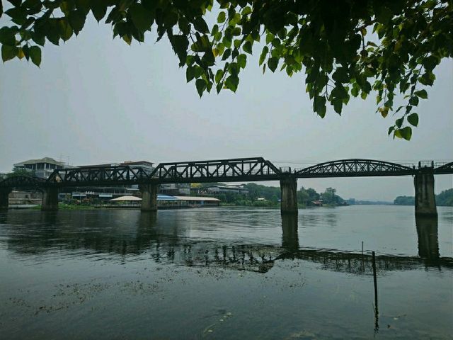 หนีร้อนมาเที่ยว..สะพานข้ามแม่น้ำแคว
