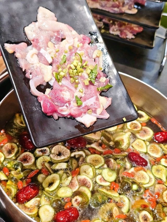 📍深圳必吃！滋味清甜～窮比小排檔無花果雞煲🍲