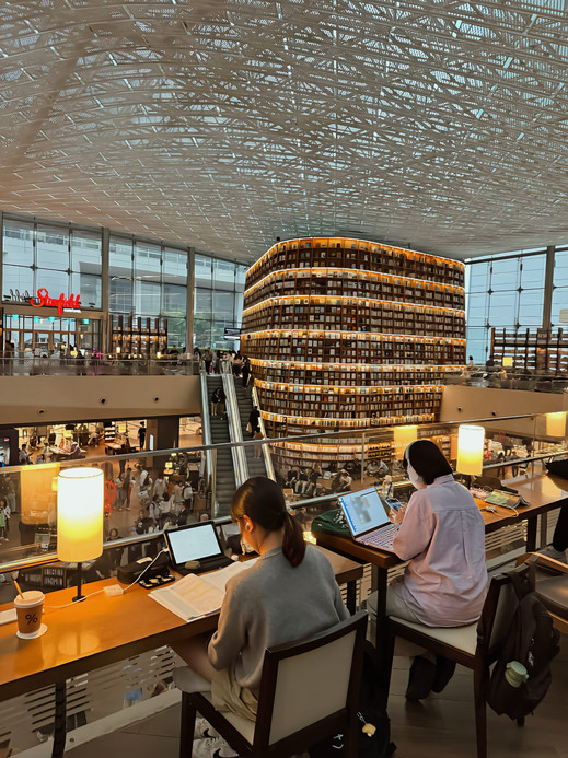 韓国】SNSで話題の巨大本棚！圧巻の図書館📕 | Trip.com ソウル