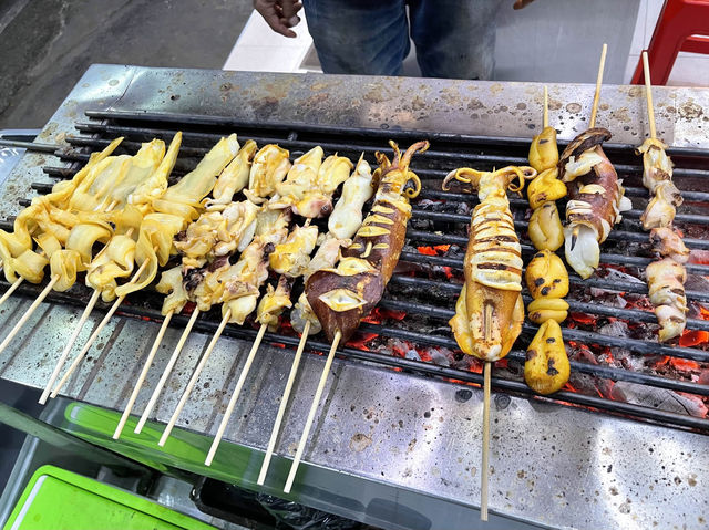 นายปาดหมึกย่างหมวกแดง ร้านเก่าแก่เมืองปากน้ำ