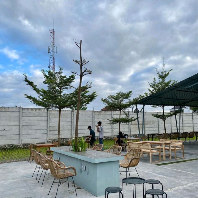 KAMARI COFFEE | COFFEE & SPACE HANG OUT