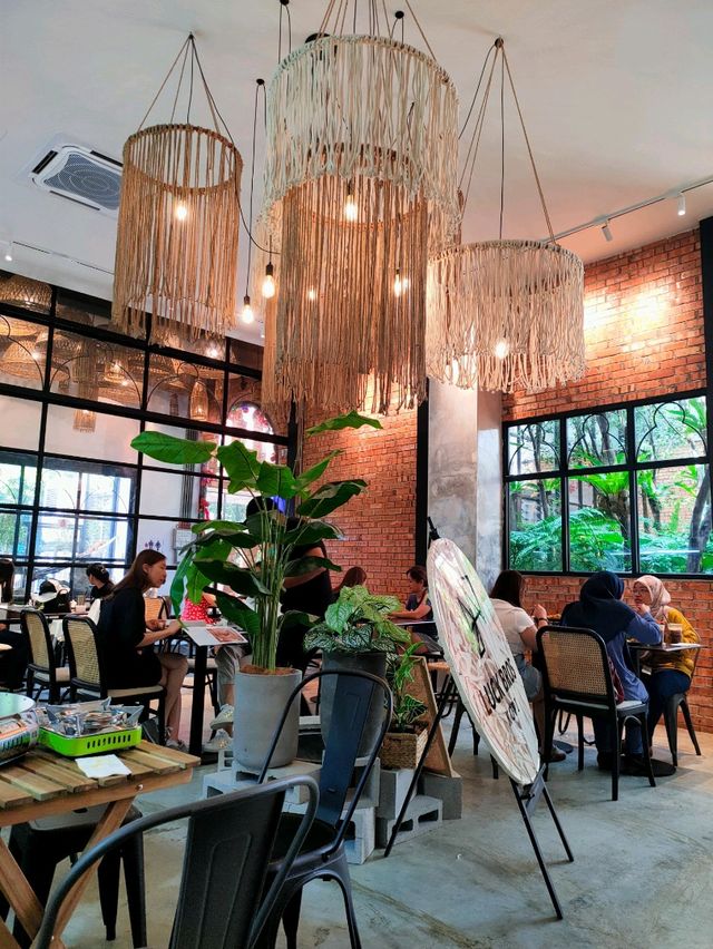 Mini petting zoo cafe - Luckbro Kopi