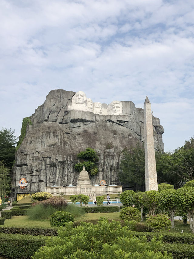 Window of the World in Shenzhen is so much fun! 🇨🇳