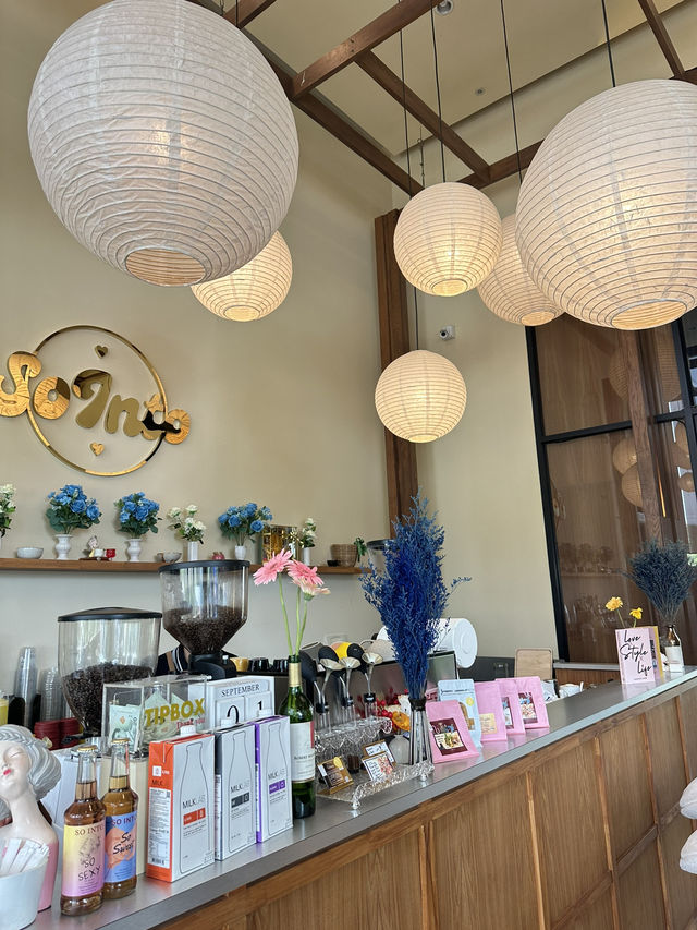 📍So Into cafe & eatery คาเฟ่สวยงามฟีลเทพนิยาย