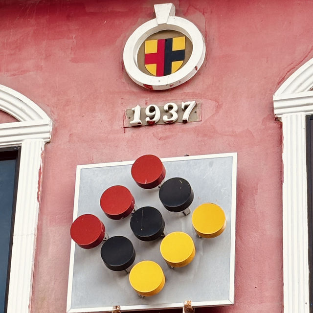 **"Wandering Through History: A Solo Adventure on Bishopgate and Carpenter Street in Kuching"**