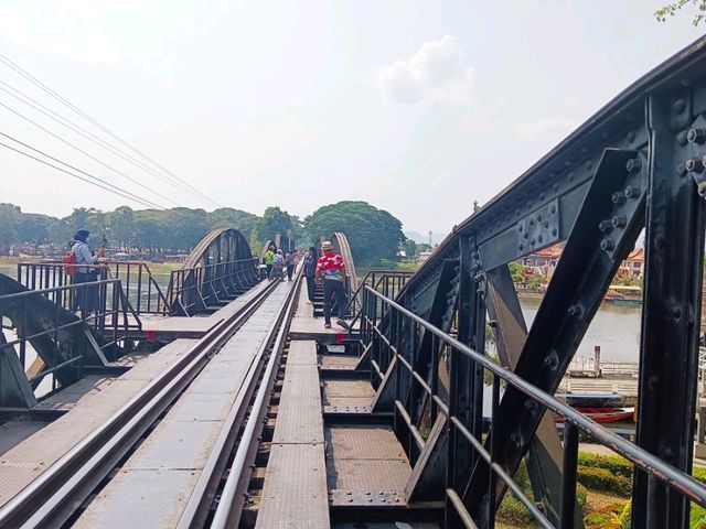 นั่งรถไฟไปเมืองกาญจน์