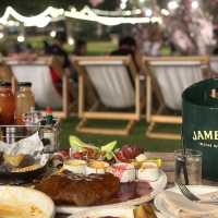 พาดินเนอร์ในสวน The village farm to café