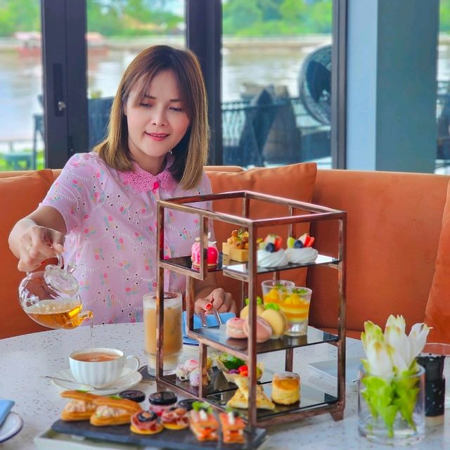 สระว่ายน้ำท่ามกลางสวน และวิวแม่น้ำ