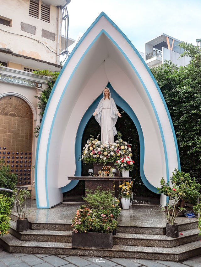 พาเที่ยวโบสถ์สวยกลางเมืองลุงโฮ Tan Dinh Church