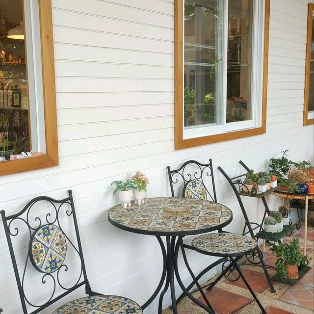 คาเฟ่เล็กๆ สไตล์โฮมมี่ ในหมู่บ้านเมืองทอง 1 