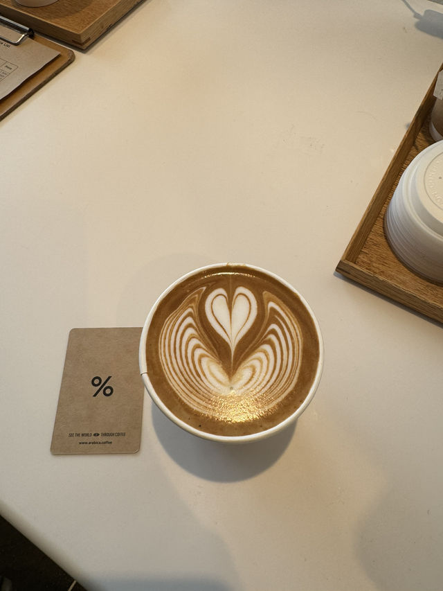 จิบกาแฟพร้อมชมใบไม้เปลี่ยนสีที่ Arabica Arashiyama