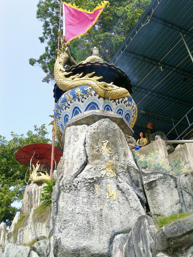 Serenity by the Sea: My Tranquil Escape to Lin Je Kong Temple and Pantai Pasir Giam