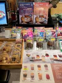 นั่งจิบกาแฟกันที่ Nana Coffee Roasters