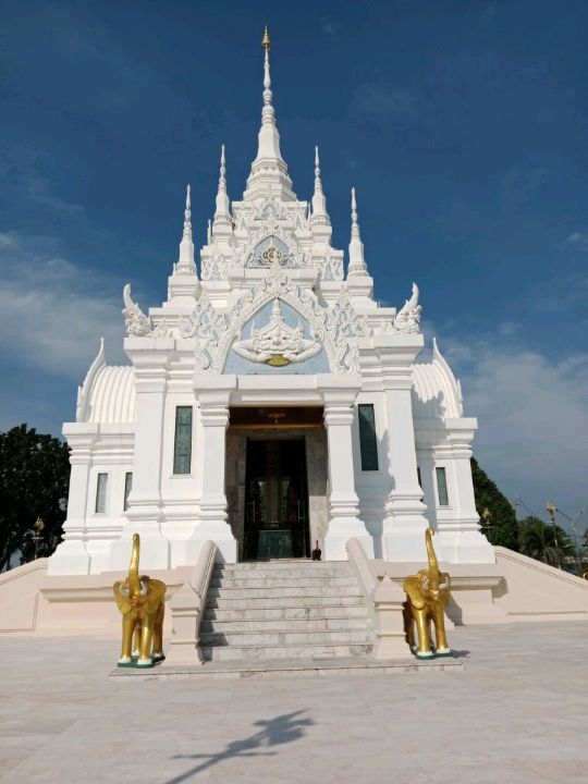 ขอพรที่ศาลหลักเมืองสุราษฎร์ธานี