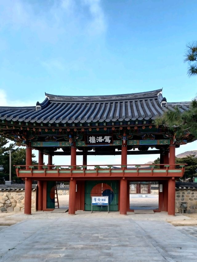 단청 아래 한옥 건축이 주는 정적인 아름다움 🏯🌿