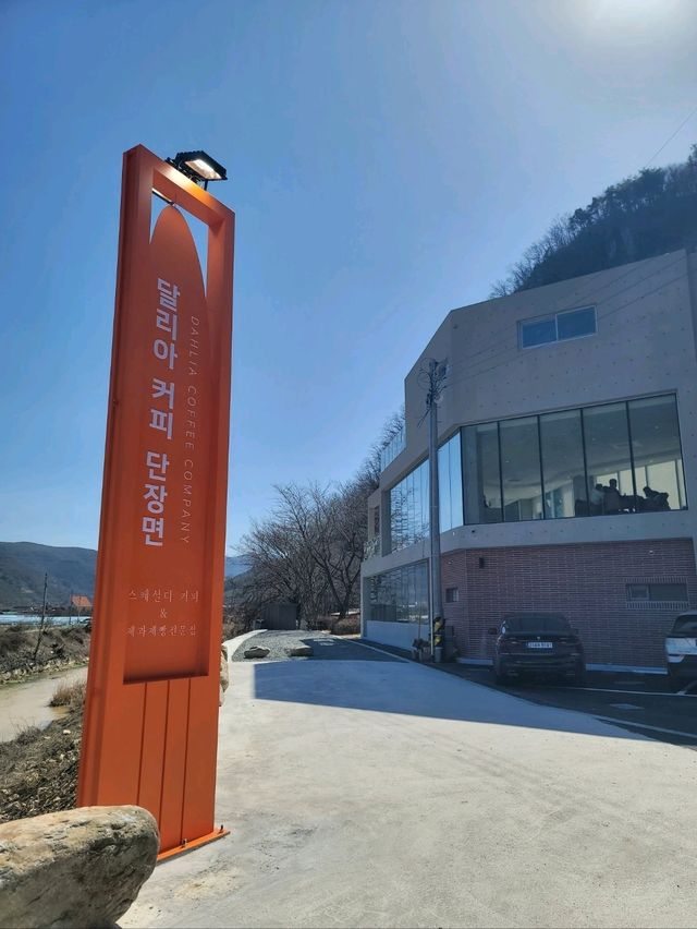 절벽뷰와 벚꽃나무가 멋진 밀양카페💛