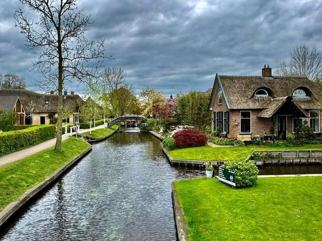 Giethoorn: The Enchanting Village with No Roads