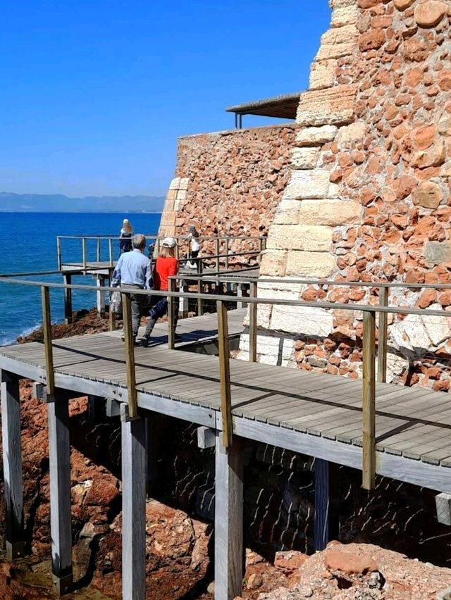 Cami de Ronda 是一條較長的健行步道，沿著這裡的海岸經過