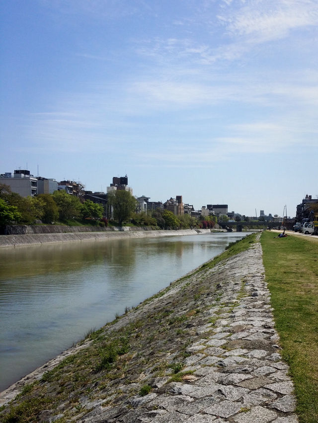 京都｜歷史悠久的鴨川四条大橋 