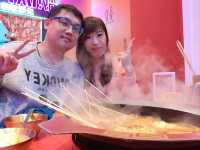 正宗成都串串鍋吃法新奇:裝潢色彩鮮豔霓虹燈風^_^