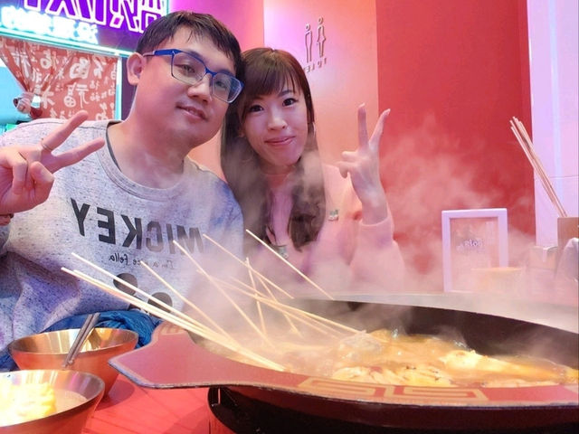 正宗成都串串鍋吃法新奇:裝潢色彩鮮豔霓虹燈風^_^ 正宗成都串串鍋吃法新奇:裝潢色彩鮮豔霓虹燈風^_^
