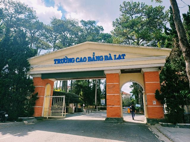 越南大叻市中心著名大學校區景點：Trường Cao Đẳng Đà Lạt，歐式園林藝術風格設計校區，適合打卡拍照📸