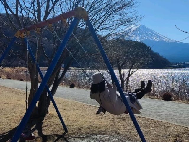 河口湖岸散步，感受富士山之美。