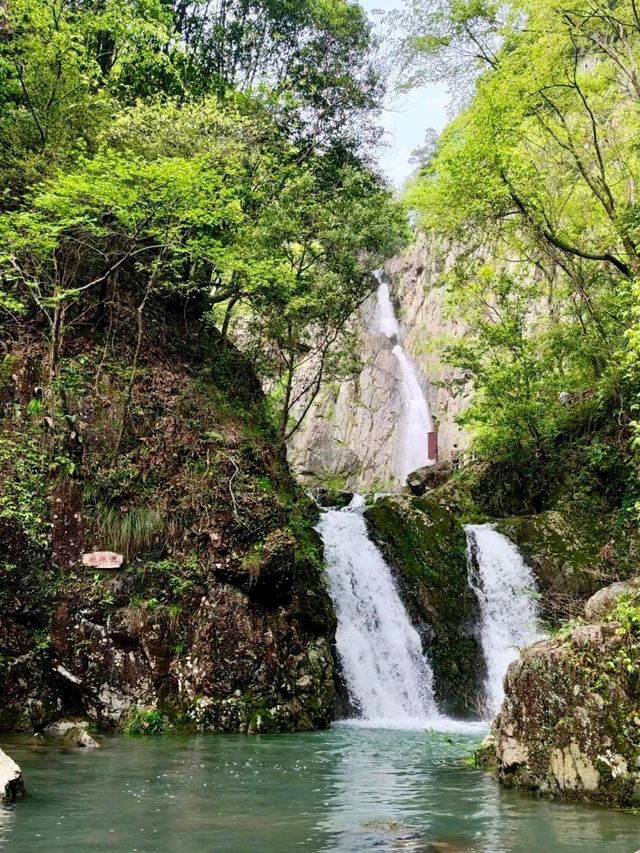 Baizhang Waterfall: A Compact Yet Captivating Natural Escape