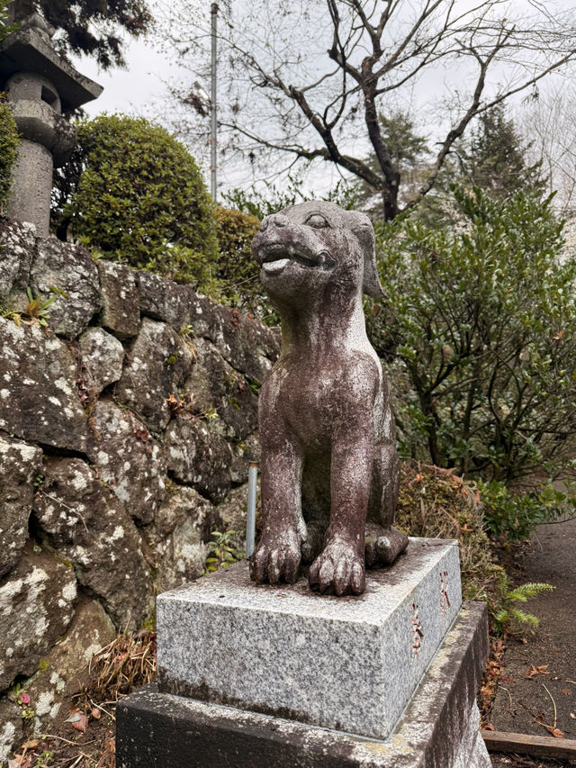 群馬県みなかみ町の「三峯神社」—垂れ耳の狛犬が迎える癒しの社