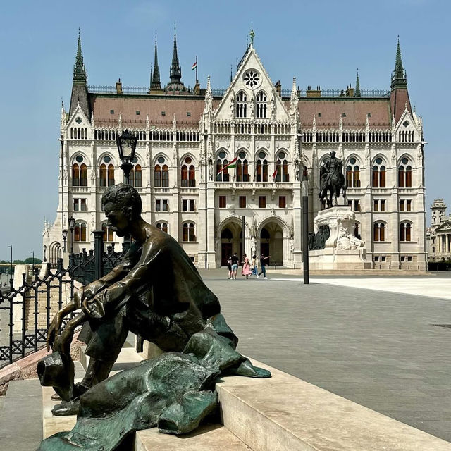 🚶‍♀️✨ "Weekend Wanderlust: A Magical City Walk Through Budapest’s Heart
