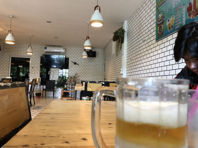 ソムタムの美味しい明るい店内のレストラン