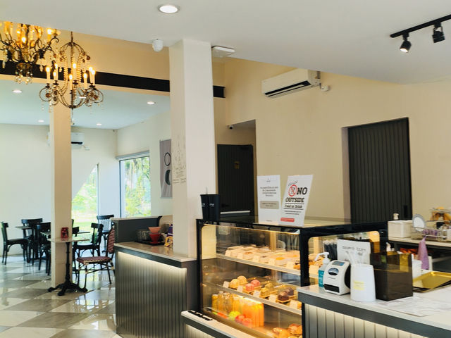 曼谷｜白色簡約風 甜點普普通通 但會想待著放鬆AmPm Ari Cafe