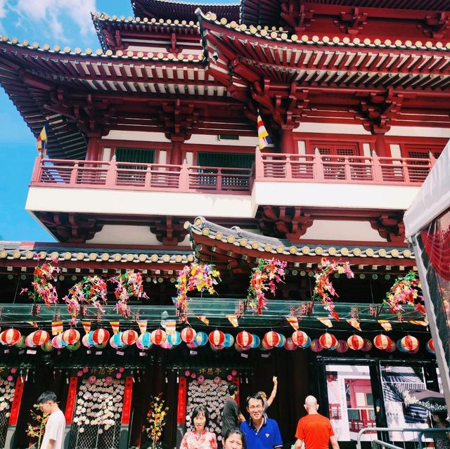 Sacred Splendor: The Stunning Decorations of the Buddha Tooth Relic Temple