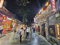 Kuan Alley and Zhai Alley at night
