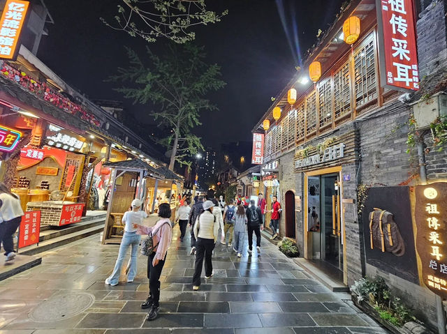 Kuan Alley and Zhai Alley at night