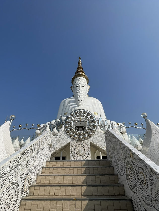 วัดพระธาตุผาซ่อนแก้ว – ไหว้พระเสริมบุญบนเขา