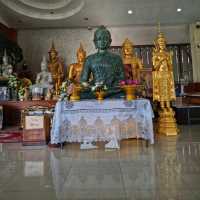 ไหว้ขอพรสมเด็จพระพุทธมหาจักรพรรดิศรีรัตนมงคล