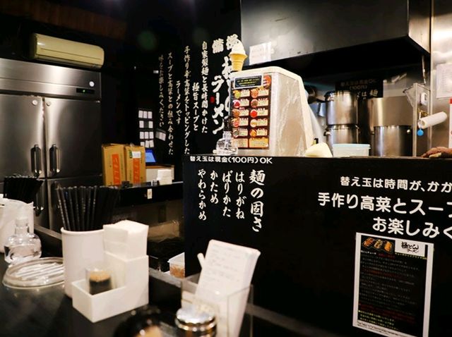 【🇯🇵福山】駅チカで味わう！クセになる豚骨スープ「極とんラーメン とん匠 駅前店」 