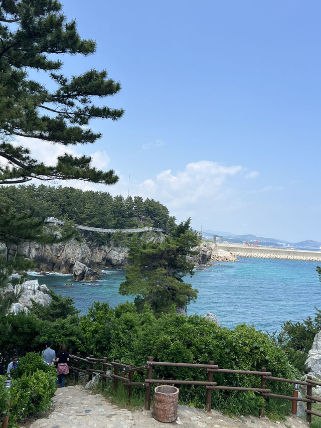 추암 촛대바위와 출렁다리
