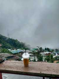 ดื่มกาแฟลาเต้ ท่ามกลางบรรยากาศในสายหมอก ที่ดอยปุย
