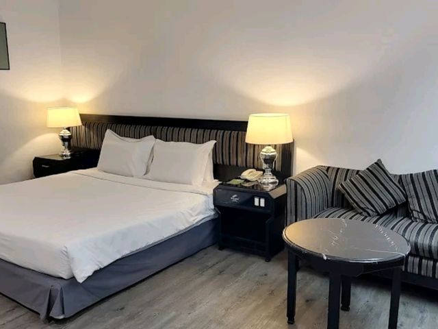 “Charming Retro Retreat: Spacious Family Suites with Heartfelt Service”